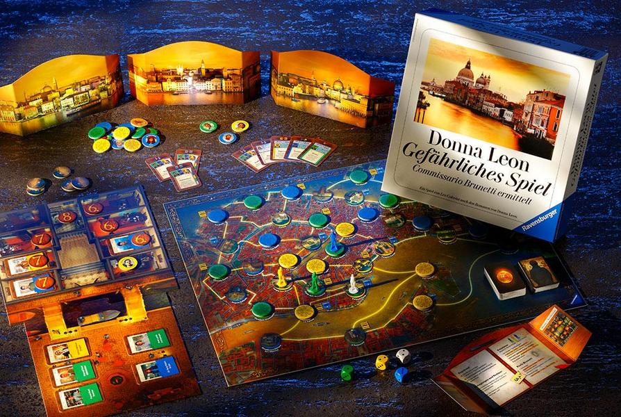 Gesellschaftsspiel Donna Leon Ein Brettspiel liegt auf einem Tisch. Es zeigt eine farbenfrohe Spieloberfläche mit verschiedenen Spielfiguren, Karten und Spielmarkern. Neben dem Spielbrett steht eine Spieleschachtel mit dem Titel "Donna Leon - Gefährliches Spiel". Der Hintergrund zeigt eine stilisierte Stadtansicht.
