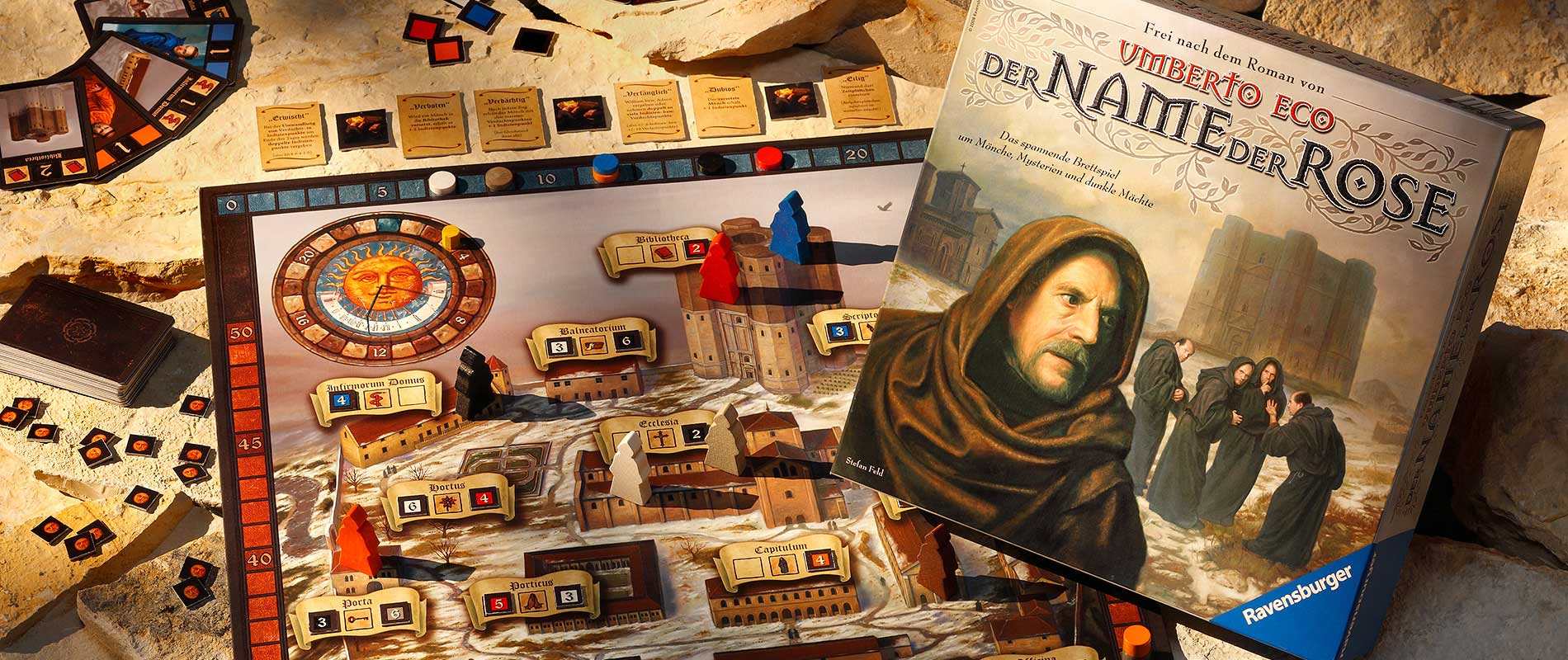 Ein Brettspiel mit dem Titel "Der Name der Rose" von Umberto Eco, das auf einem Tisch liegt. Im Hintergrund sind Spielsteine und Karten verteilt. Die Schachtel des Spiels zeigt eine historische Szene mit Figuren in mittelalterlicher Kleidung.
